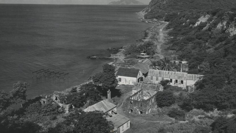 Black and white picture of coast line st. eustatius